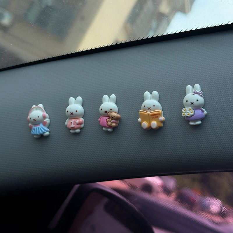 Car Accessories Girly - Mini Figurine Kawaii Miffy per Cruscotto