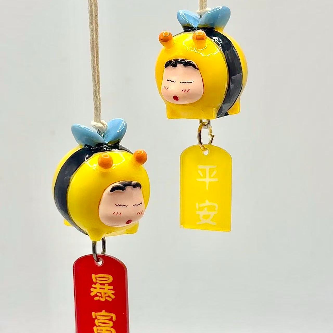 Car Accessories For Interior - Figurina Cosplay di Crayon Shin-chan Bee,